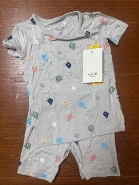Kyte BABY Gray Short Sleeve Kite Print Pajama Set with Multicolor Kites